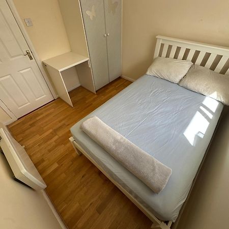 Roseville Courts Нюбридж Екстериор снимка